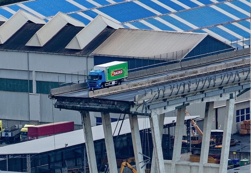 camion basko sul Baratro ponte morandi